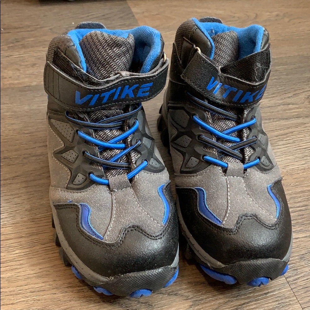 Boys snow boots never worn